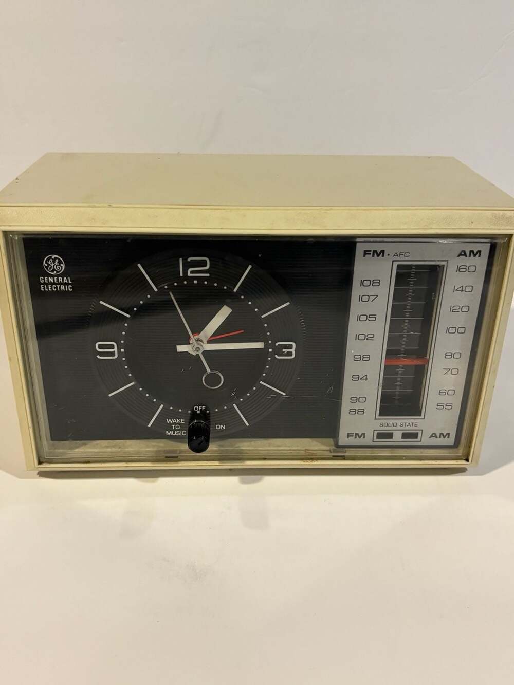 Vintage General Electric GE AM/FM Solid State Alarm Clock Radio Beige Model C450